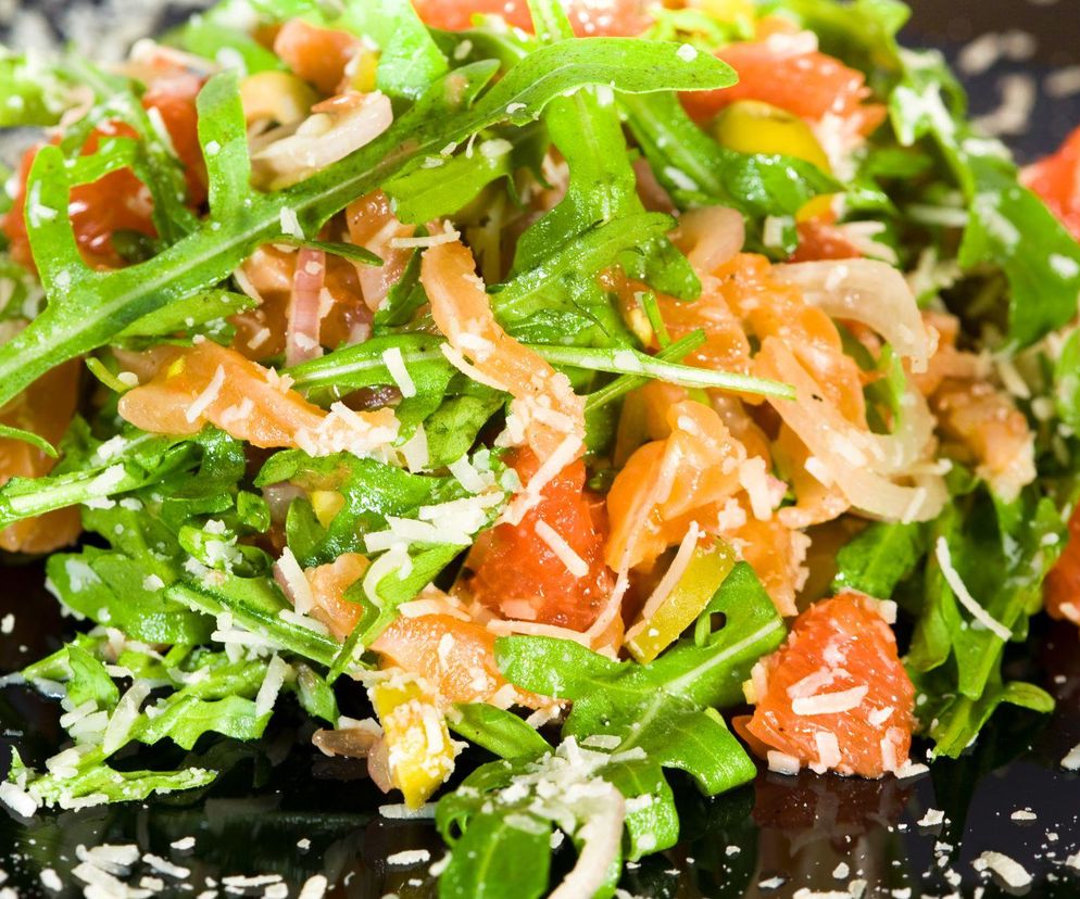 Sałatka z łososiem, pomidorami i mozzarellą – lekka, aromatyczna i gotowa w kilka minut!