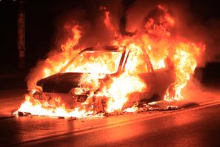 Białystok. Auto paliło się i JECHAŁO. W środku kierowca i pasażerka [FOTO]