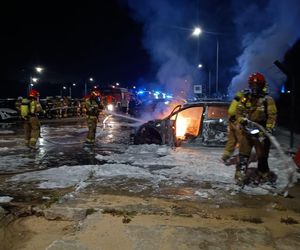 Pożar aut na składowisku w Łódzkiem. Płonęły dwa samochody, w tym elektryczny