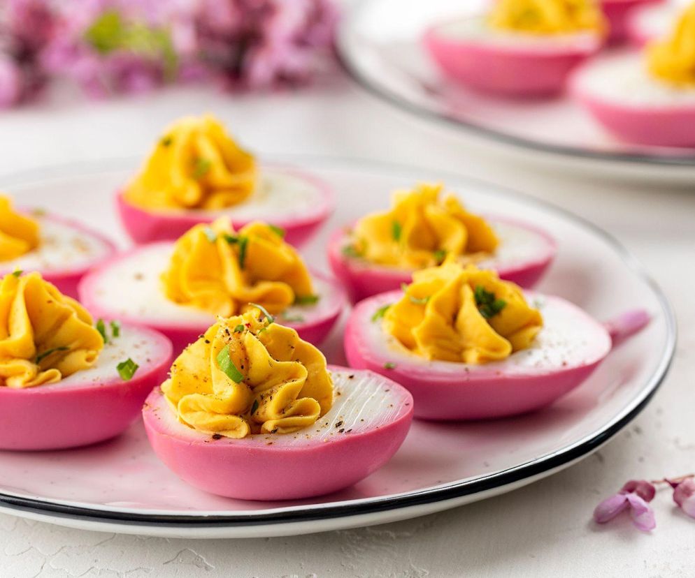 Różowe jajka faszerowane