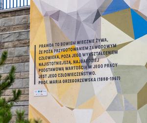 Murale ze sławnymi Polakami przy stacjach metra w Warszawie