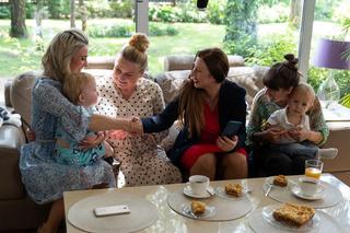 Na dobre i na złe odc. 857. Marianna (Magdalena Kajrowicz), Brajanek (Ksawery Sudoł), Matylda (Amelia Czaja), Wioletta Gąsior (Urszula Gotowicka), Edzio (Franciszek Kurek), Jadzia (Aldona Jankowska)