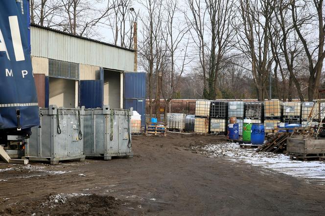 Wywożą śmieci z Targówka. 360 ton odpadów zalegało na działce przy ul. Odrowąża