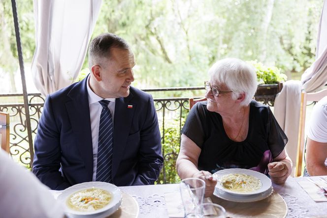Karol i Marta Nawroccy na obiedzie u rodziny spod Kolbuszowej, na stole same smakołyki
