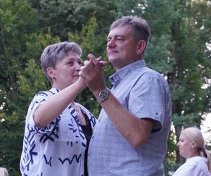 Sielanka na parkiecie w Muzeum Wsi Lubelskiej pod gołym niebem! Za nami kolejna potańcówka w rytmie miejskiego folkloru z Warszawy i Lwowa