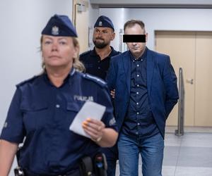 Z dwoma nożami rzucił się na matkę