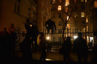 TYLKO U NAS! Zatrważające zdjęcia ze strajku kobiet w Warszawie. Osaczyła ich policja, narażali zdrowie uciekając po ogrodzeniu [GALERIA]