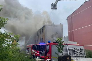 Pożar w centrum Będzina. Strażacy walczą z ogniem