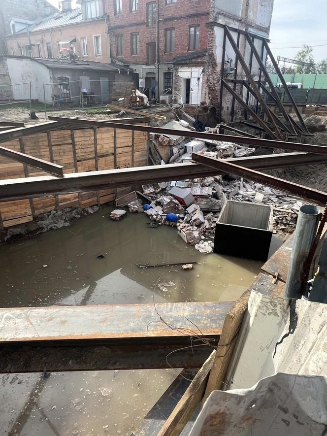 Katastrofa budowlana w Wołominie. Runęła część kamienicy. Koparka pod gruzami!