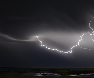 Czerwone ostrzeżenie dla Wielkopolski.  IMGW bije na alarm! Możliwość utworzenia się trąby powietrznej