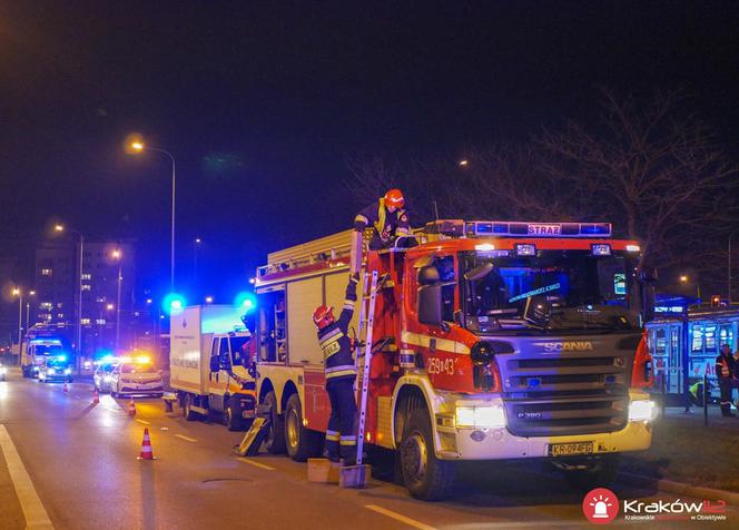 MAKABRYCZNE zdarzenie na Czyżynach! PIJANY pieszy wpadł pod tramwaj! 