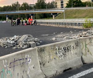 Motocyklista popisywał się na drodze