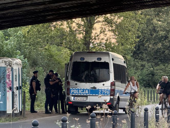 Wypadek na Bulwarach Wiślanych. 15 latka spadła z mostu.