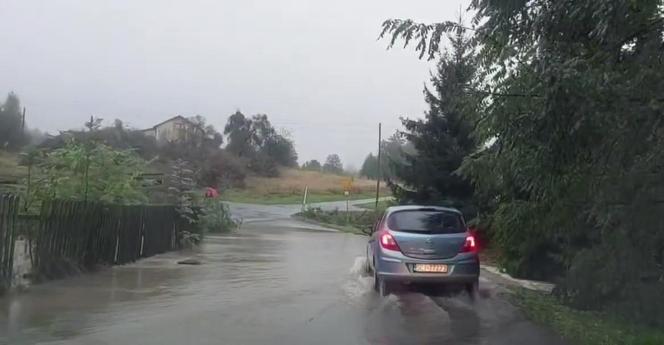 Zagrożenie powodziowe w Śląskiem. Zalane drogi, lokalne podtopienia w całym regionie