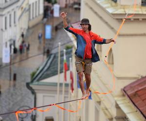   Urban Highline Festival 2023 w Lublinie. Slacklinerzy robią cuda na linach!