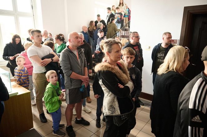 Gigantyczna kolejka w Olsztynie. Wszyscy chcieli zwiedzić to miejsce