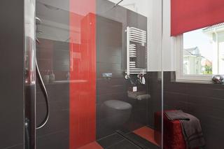 Graficzna łazienka w kolorze czarno-czerwonym