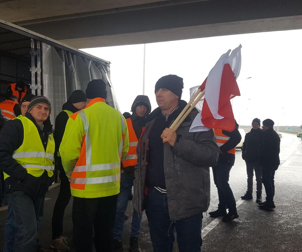 Lekceważenie władzy jest absolutne - skarżą się rolnicy protestujący na S5 koło Leszna. To jeden z większych protestów w kraju 