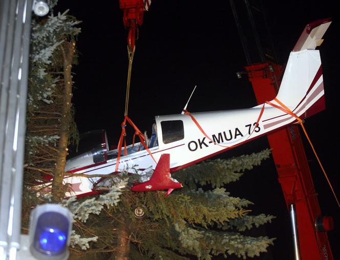 WIELMOŻA: 80-letni PILOT AWIONETKI wylądował na drzewie