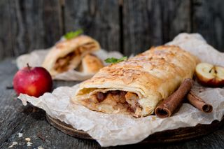 Szybki przepis na wyborne ciasto francuskie z jabłkami. Zrobisz je bez wysiłku w 10 minut 