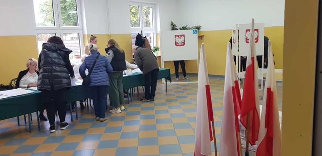 Tak wyglądają wybory w Olsztynie. Mieszkańcy poszli oddać swoje głosy [ZDJĘCIA]