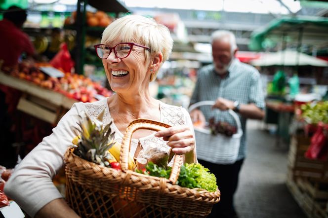 Co powinni jeść seniorzy? 3 rodzaje diet, które chronią przed chorobami