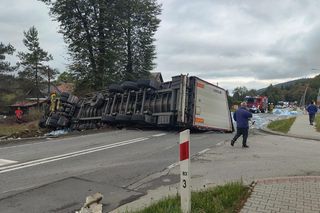 Potworna kraksa skody z tirem. Nie żyje kierowca osobówki