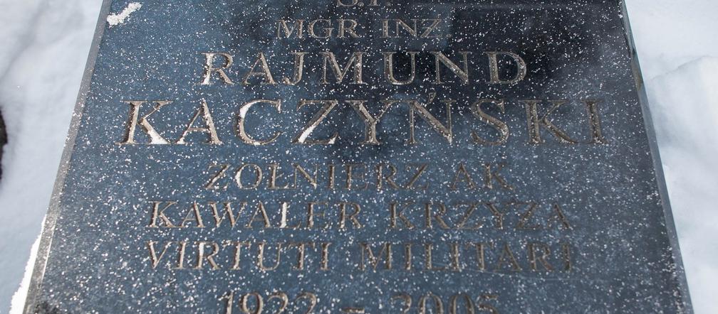 Tak wygląda grób ojca Kaczyńskich. Jest inny niż grób matki