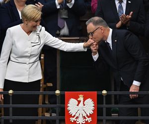 Agata Duda z kokardą na ramieniu w Sejmie
