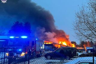 Potężny pożar w miejscowości Łuszczów Pierwszy. Droga w tym miejscu była nieprzejezdna 