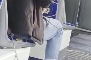 Oddał mocz w toruńskim tramwaju. Wszystko się nagrało