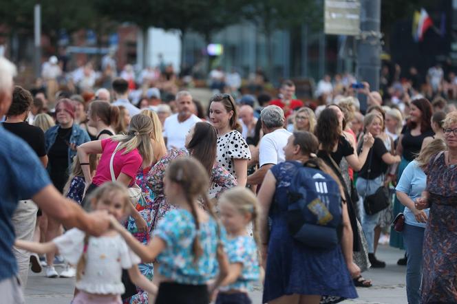 Potańcówki przed Teatrem Śląskim w Katowicach. "Roztańczony Wyspiański" porwał tłumy