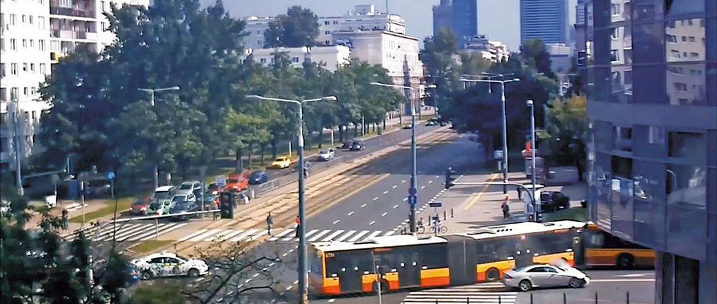 Tak mercedes taranuje autobus