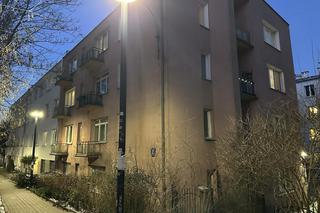 Odnaleziono zmumifikowane ciało emeryta. Od ponad roku gniło w mieszkaniu w centrum Warszawy