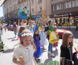  Dni Bajki 2024. W centrum Olsztyna zrobiło się bajkowo. Dzieci przejęły władzę nad miastem [ZDJĘCIA]