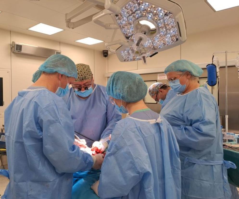 Lekarze podczas operacji w zielonogórskim szpitalu