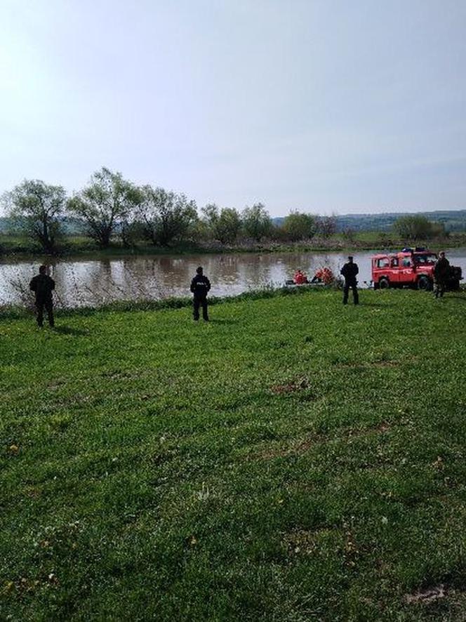 Zaginął 48-latek. Policjanci, strażacy i żołnierze sprawdzają brzeg rzeki