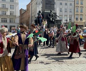 Polonez wiosenny na Rynku Głównym w Krakowie