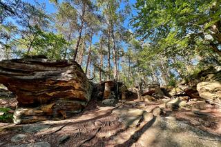 Skałki Piekło pod Niekłaniem to jedna z turystycznych atrakcji w Świętokrzyskiem