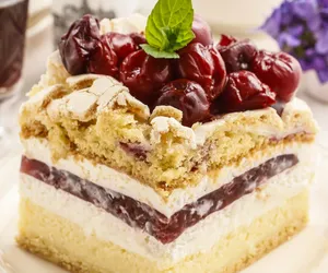 Ciasto Biskup na wyjątkowe okazje. Wystawny placek na herbatnikach lub biszkopcie