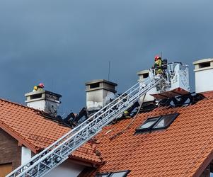 Pożar domu wielorodzinnego w Osielsku! Trudna akcja strażaków [ZDJĘCIA]