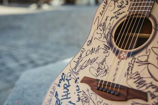Wyjątkowa gitara akustyczna do wylicytowania na rzecz WOŚP