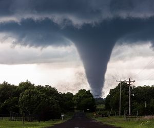 Szalejące tornado zrywa dachy! Grad jak piłki golfowe, a to dopiero początek