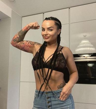 Kamila Wybrańczyk odsłoniła piersi