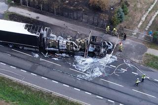 Dębówka. Tir zderzył się z osobówką. Oba pojazdy spłonęły!