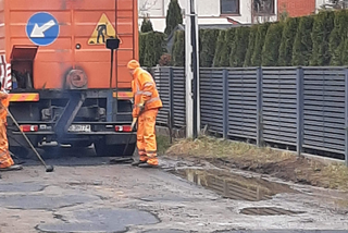 Poznań. Sceny jak z filmów u Barei lub... Marsa! Nowatorska metoda naprawy drogi. Sam zobacz!