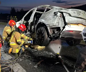 Samochód elektryczny w ogniu na autostradzie A1. Dogaszanie trwało kilka godzin [zdjęcia]