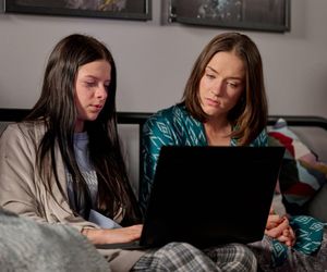 Na Wspólnej odc. 4021: Julka (Maja Oświecińska), Ania (Sonia Mietielica)