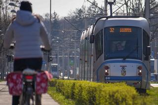 Wrocław: Więcej miejsca dla podróżnych w tramwajach i autobusach. Wracają „gorące przyciski”