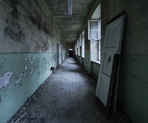 Opuszczony szpital wojskowy mrozi krew w żyłach. Wnętrza wyglądają, jak z horrroru!